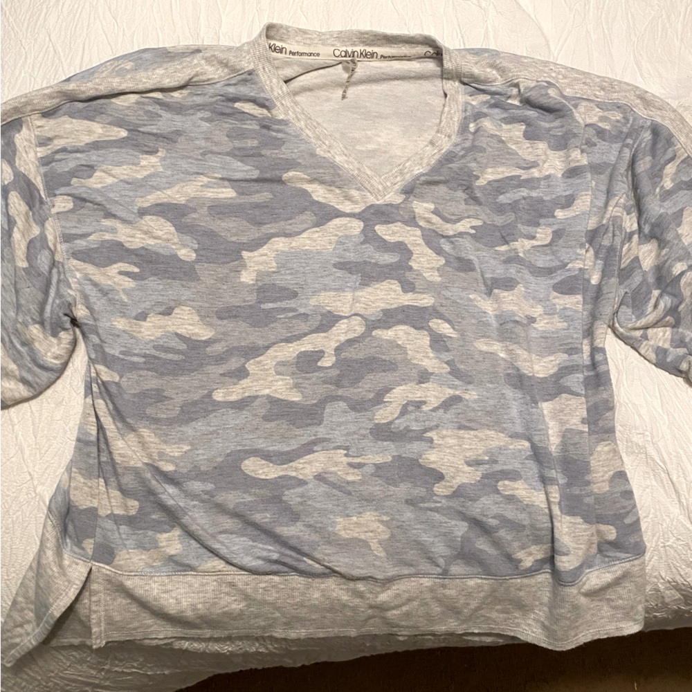 Calvin Klein size small camo blue performance short sleeve top. Loose fitting